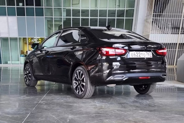 На Петербургском экономическом форуме не завелась новая премиальная Lada Aura