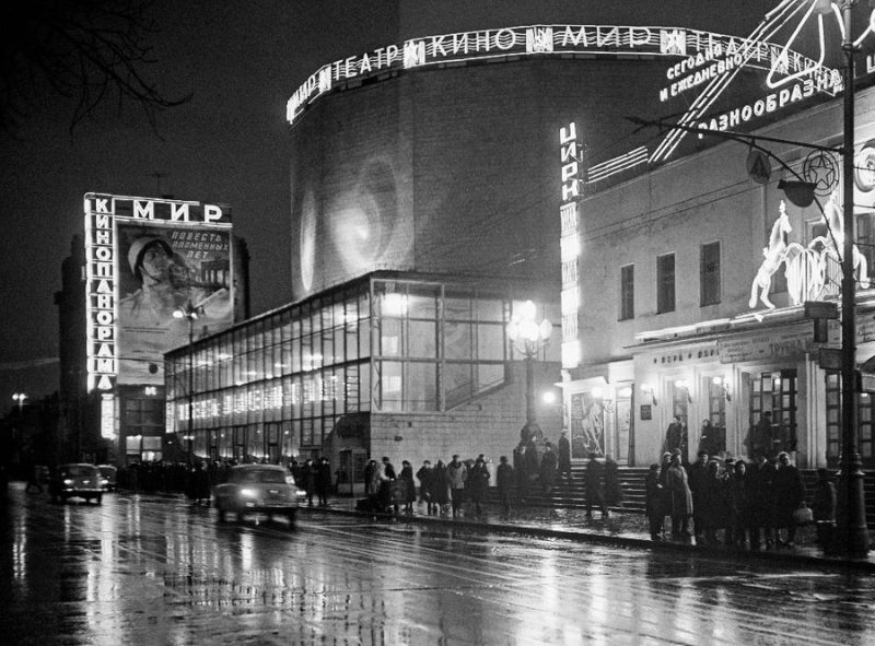 Строгость и лаконичность: 10 фотонапоминаний, как ходили в кино в Советском Союзе