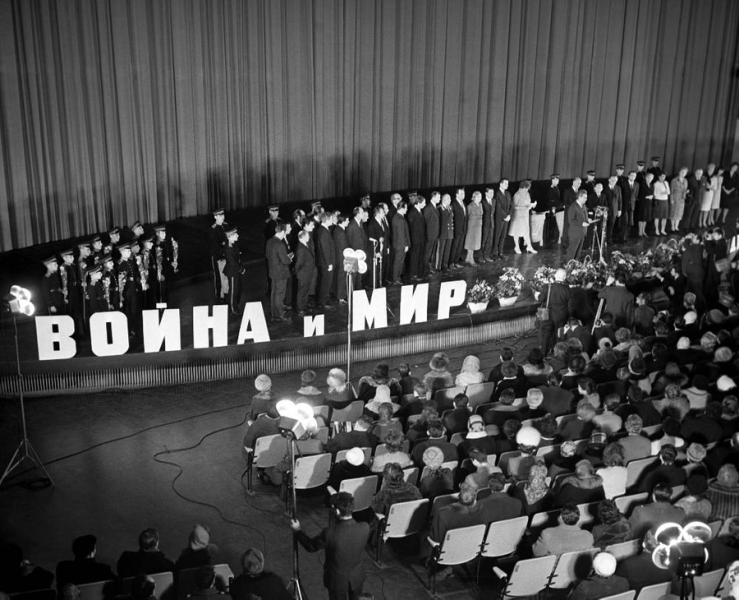 Строгость и лаконичность: 10 фотонапоминаний, как ходили в кино в Советском Союзе