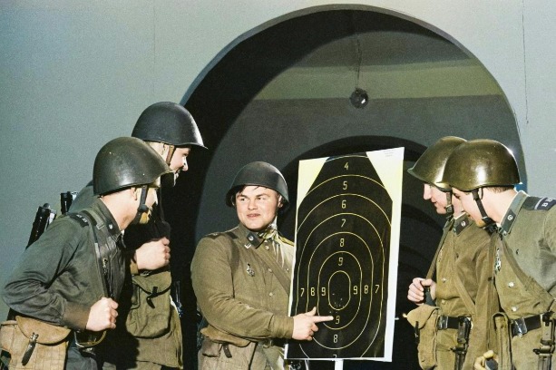 Фотографии солдат, военной формы, техники и других элементов армейской жизни