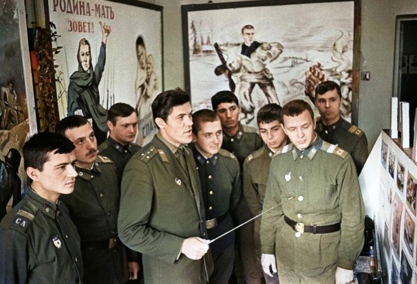 Фотографии солдат, военной формы, техники и других элементов армейской жизни