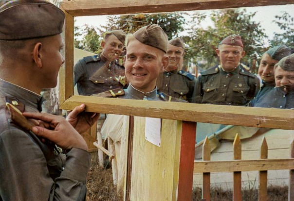 Фотографии солдат, военной формы, техники и других элементов армейской жизни