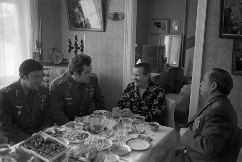 Примеры советских застолий, глядя на которые понимаешь — тогда знали, как веселиться