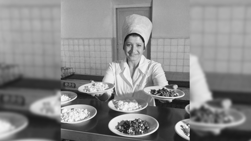 Советская кулинария: Традиционные блюда и десерты на 10 архивных фотографиях