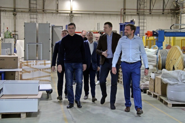 Александр Авдеев на площадке предприятия &laquo;КЕВ-РУС&raquo; провел совещание по перспективам развития производства