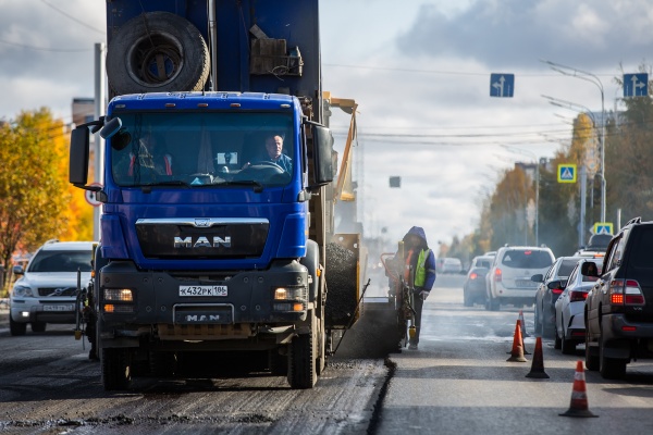 В два раза больше прошлогоднего объема - в Сургуте на 36 участках автодорог устранили колейность