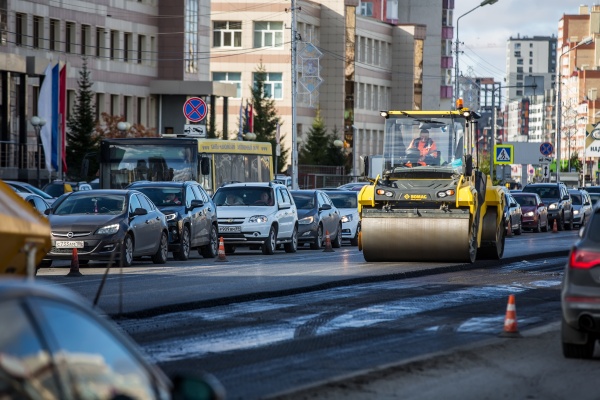 В два раза больше прошлогоднего объема - в Сургуте на 36 участках автодорог устранили колейность