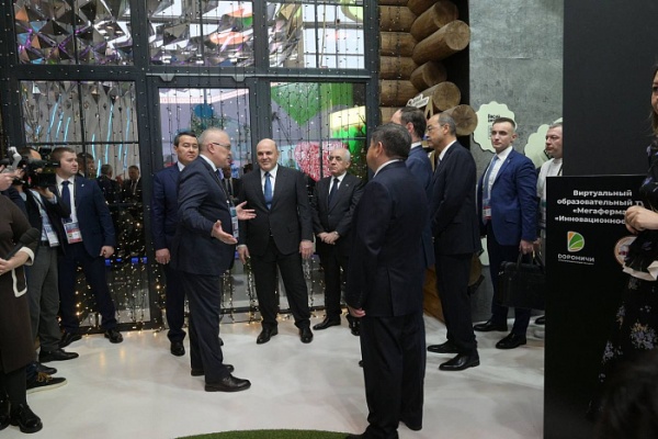 Александр Соколов провел российскому премьеру и главам правительств стран СНГ экскурсию по стенду Кировской области на ВДНХ