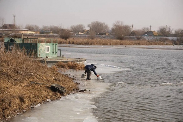 Ход работ по ремонту водопровода в селе Тишково проинспектировал заместитель председателя астраханского правительства